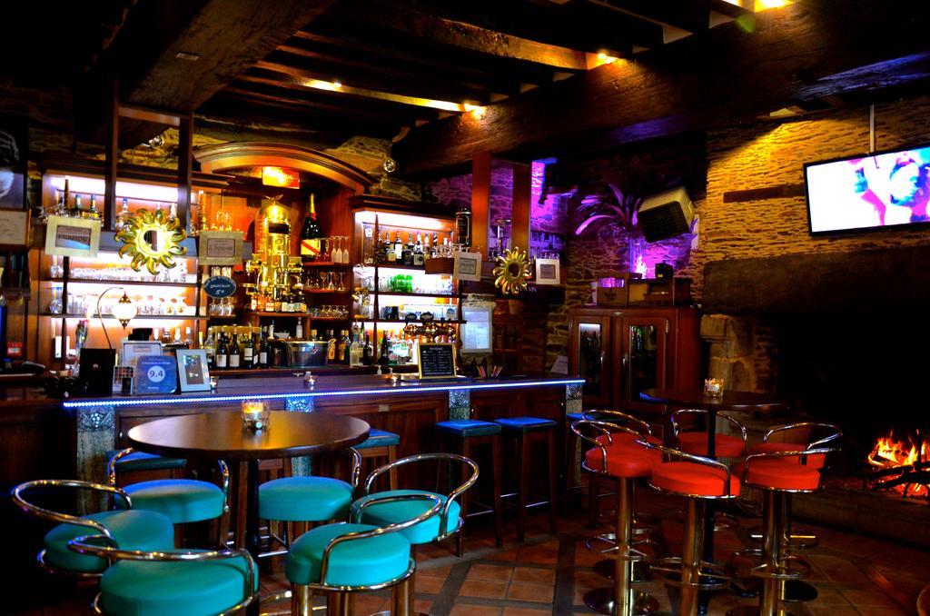 Le Cafe Du Village - Bar A Cocktails & A Ambiance Лоеак Екстер'єр фото