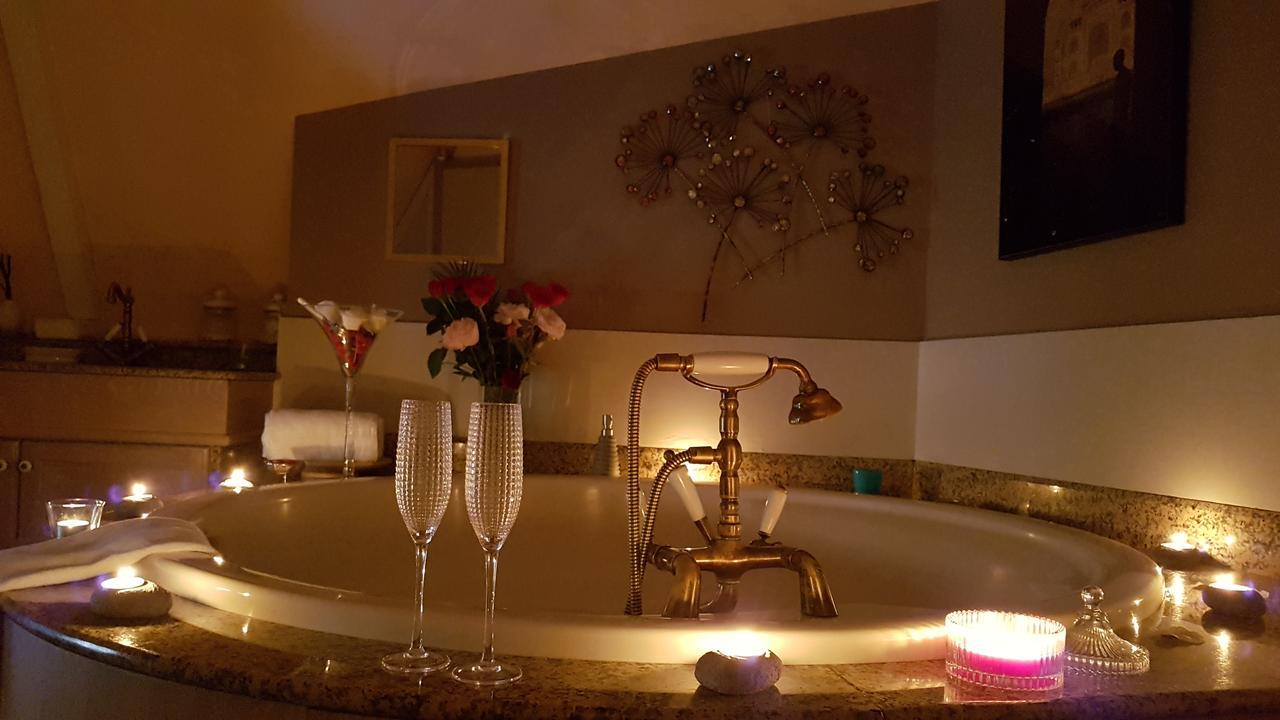 Le Cafe Du Village - Bar A Cocktails & A Ambiance Лоеак Екстер'єр фото