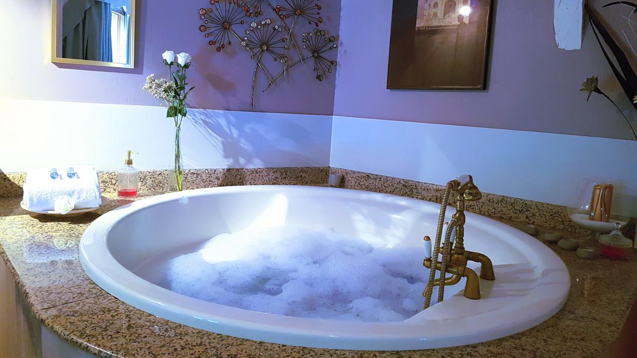 Le Cafe Du Village - Bar A Cocktails & A Ambiance Лоеак Екстер'єр фото